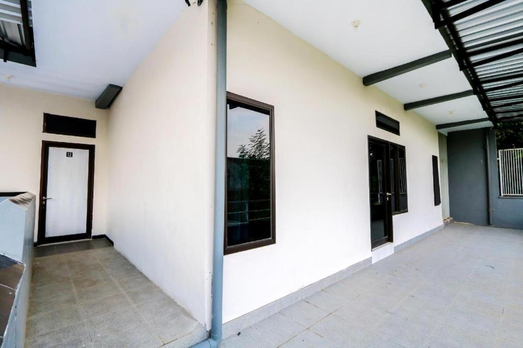 Hotel Oyo 3187 Kost Putri Bu Chris Jembel Zewnętrze zdjęcie