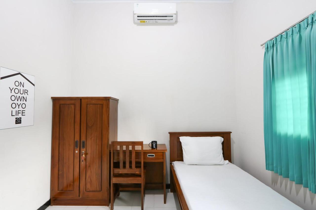 Hotel Oyo 3187 Kost Putri Bu Chris Jembel Zewnętrze zdjęcie